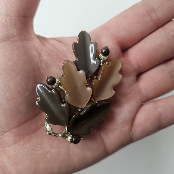 Lisner Oak Leaf Acorns brooch Dark Light Brown Gold Tone Metal Autumn Fall Pin - Picture 5 of 7